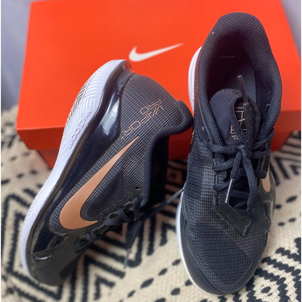 Nike Women’s Tennis Shoe. Gem